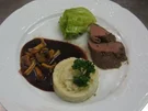 Hirschfilet an Portweinsoße, dazu gefüllter Spitzkohl und Selleriepüree - Rezept