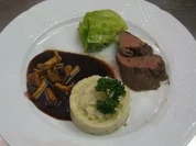 Hirschfilet an Portweinsoße, dazu gefüllter Spitzkohl und Selleriepüree - Rezept