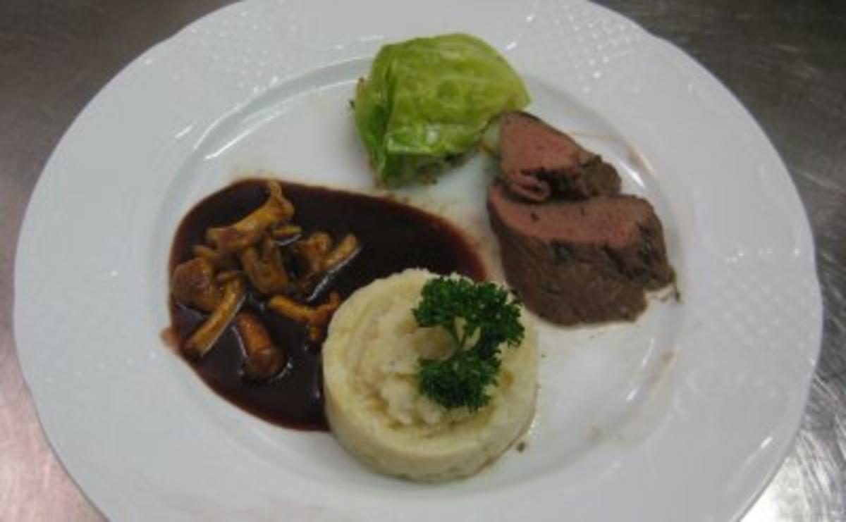 Bilder für Hirschfilet an Portweinsoße, dazu gefüllter Spitzkohl und Selleriepüree - Rezept