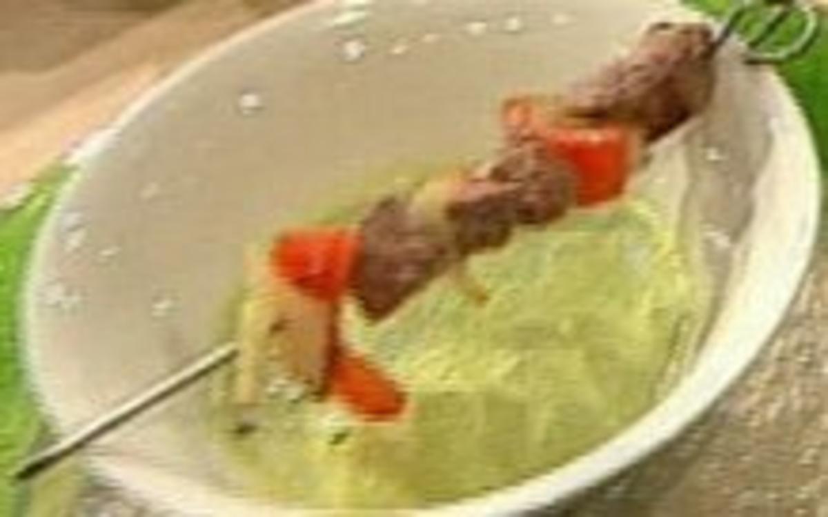 Sauerampfersuppe mit Kalbsspießchen a la Henssler - Rezept