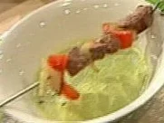 Rezept: Sauerampfersuppe mit Kalbsspießchen a la Henssler Sauerampfersuppe mit Kalbsspießchen a la Henssler - Rezept