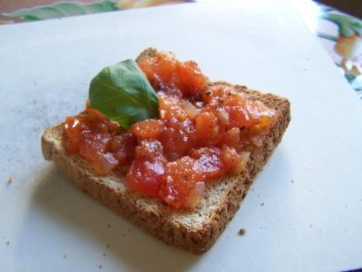 Bilder für Bruschetta mit Strauchtomaten und Knoblauchzehen gehackt - Rezept