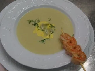 Artischockencremesuppe mit Chili-Garnelen-Spieß - Rezept