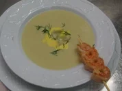 Artischockencremesuppe mit Chili-Garnelen-Spieß - Rezept