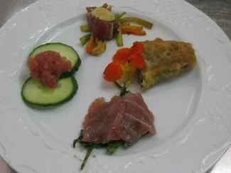 Rezept: Variationen vom Thunfisch – als Tatar, im Strudelteig gebacken und als Carpaccio Variationen vom Thunfisch – als Tatar, im Strudelteig gebacken und als Carpaccio - Rezept