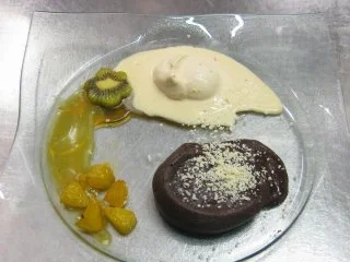 Fondant au chocolat an Orangensoße, karamell. Orangen, weißes Schokoeis mit Chili - Rezept
