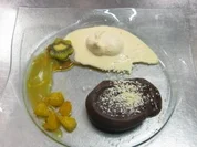 Fondant au chocolat an Orangensoße, karamell. Orangen, weißes Schokoeis mit Chili - Rezept