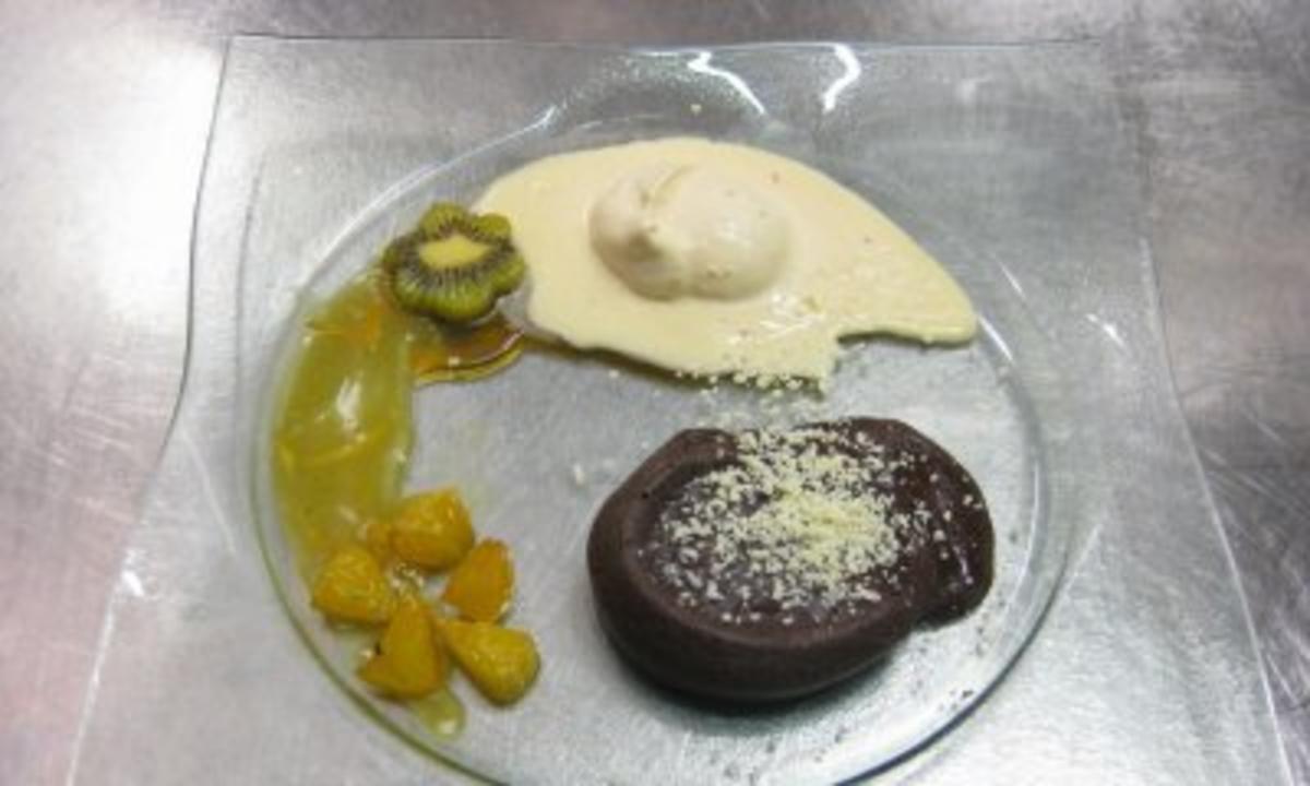 Bilder für Fondant au chocolat an Orangensoße, karamell. Orangen, weißes Schokoeis mit Chili - Rezept