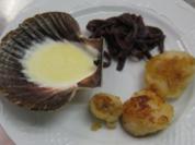 Jakobsmuscheln auf Rotweinbandnudeln mit Trüffelsoße - Rezept