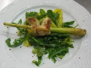 Marinierter Seeteufelspieß an Mango-Rucolasalat - Rezept