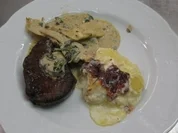 Rinderfilet an Kräuterseitlingsoße dazu Birnen- Kartoffelgratin - Rezept