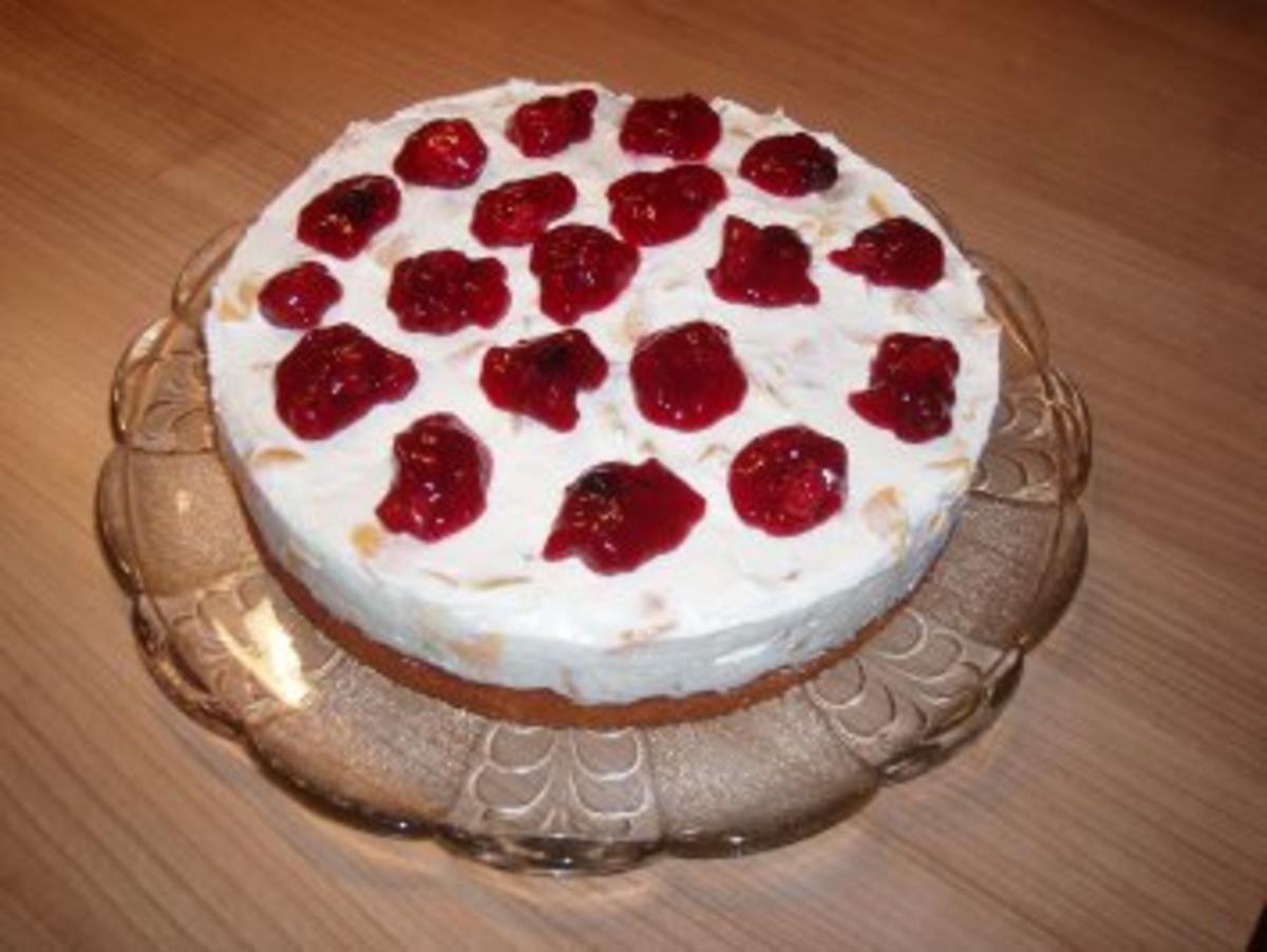 Fanta-Pfirsich-Kuchen mit roter Grütze - Rezept