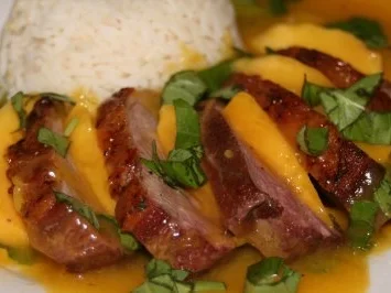 Rezept: Entenbrust mit Mango-Basilikum-Soße Entenbrust mit Mango-Basilikum-Soße - Rezept