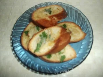 Gebackener Knoblauch auf Baguette - Rezept