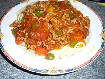 Bunte Hacksoße auf Spaghetti - Rezept