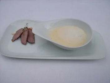 Rezept: Apfel-Thymian-Suppe mit Streifen von geräucherter Entenbrust Apfel-Thymian-Suppe mit Streifen von geräucherter Entenbrust - Rezept
