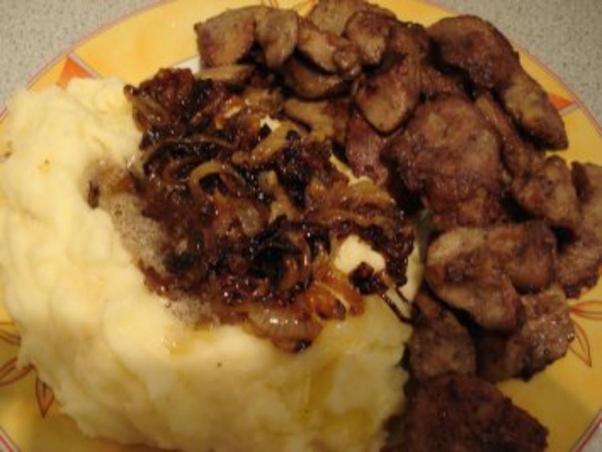 Geflügelleber mit Kartoffelpüree und Röstzwiebeln - Rezept