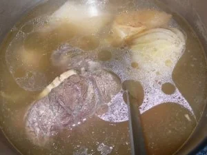 Rezept: Pizzakatzes klare Rindfleischsuppe mit Bärlauchflädle Bild Nr. 2 Pizzakatzes klare Rindfleischsuppe mit Bärlauchflädle - Rezept - Bild Nr. 2