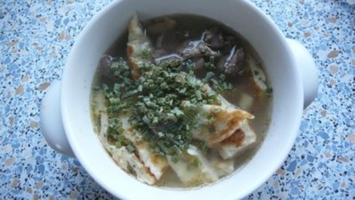 Pizzakatzes klare Rindfleischsuppe mit Bärlauchflädle - Rezept