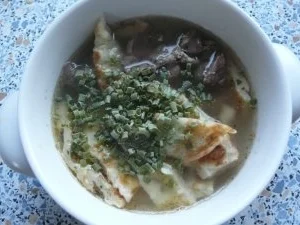 Rezept: Pizzakatzes klare Rindfleischsuppe mit Bärlauchflädle Pizzakatzes klare Rindfleischsuppe mit Bärlauchflädle - Rezept