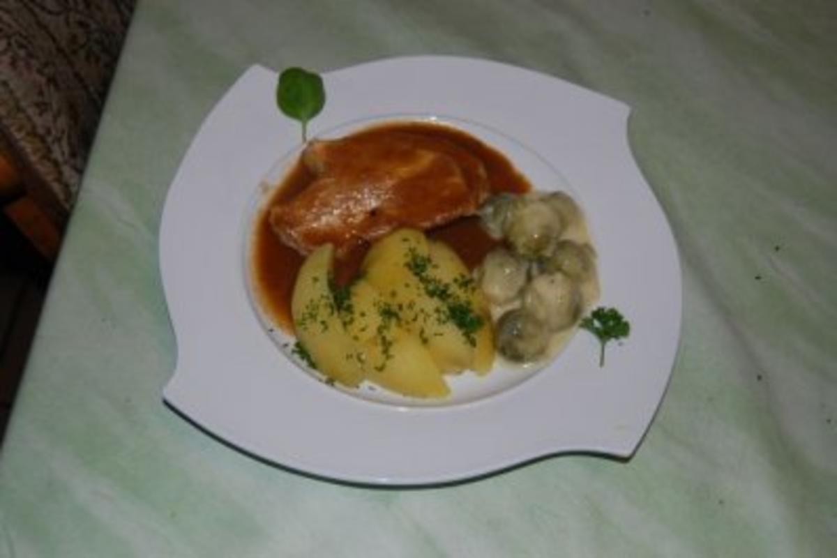 Bilder für Putenbrust im Bratschlauch mit Rosenkohl und Salzkartoffeln - Rezept