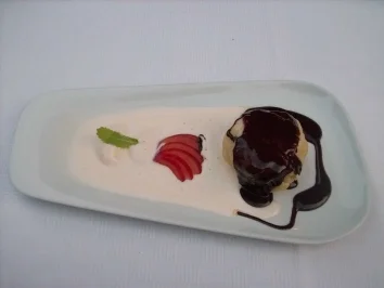 Rezept: Zwetschgenknödel auf Bourbon-Vanilleeis und heißer Schokosoße Zwetschgenknödel auf Bourbon-Vanilleeis und heißer Schokosoße - Rezept