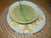 Duett von Broccoli und Möhrensüppchen mit pikantem Blätterteiggebäck - Rezept