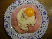 Spiegelei auf Schinkentoast - Rezept
