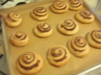 Hefeschnecken mit Haselnuss-Nougat-Füllung - Rezept