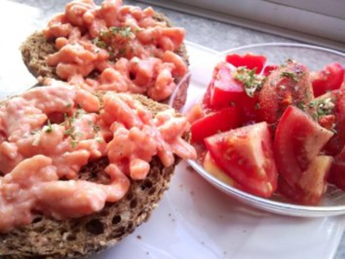 Garnelencocktail auf Brötchen mit Tomatensalat - Rezept By Rina84