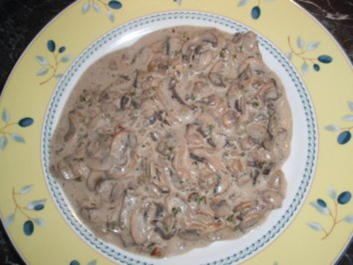 Blitzschwammerlsauce mit Brunch Kräuter und Zwiebel gehackt - Rezept ...