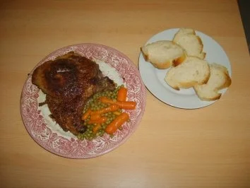 Paniertes Kotelett mit Erbsen und Möhrchen - Rezept