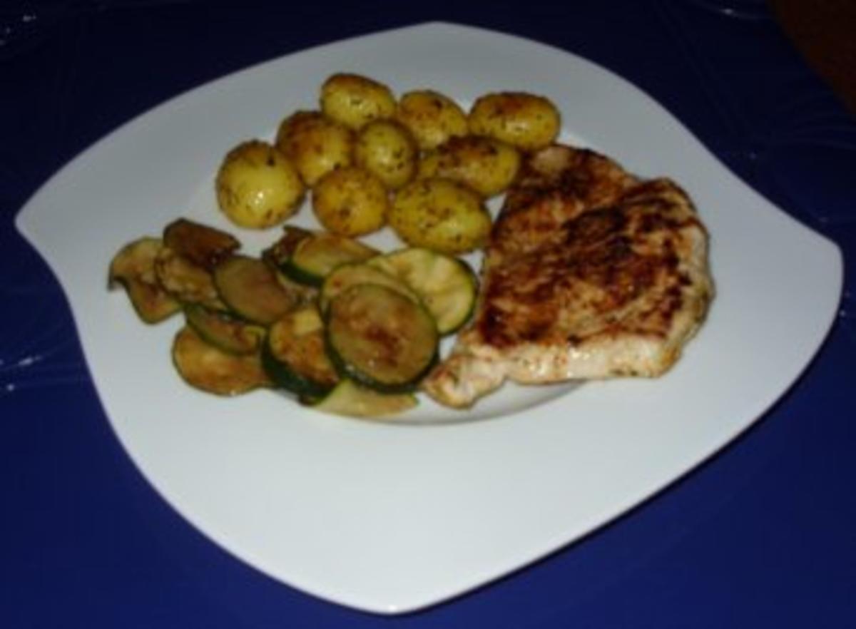 Putenschnitzel mit Rosmarinkartoffeln und gebratenen Zucchinis - Rezept