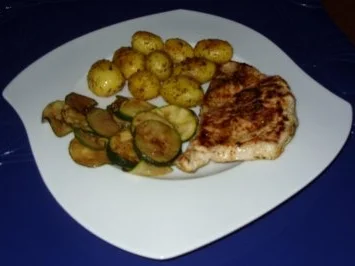 Putenschnitzel mit Rosmarinkartoffeln und gebratenen Zucchinis - Rezept