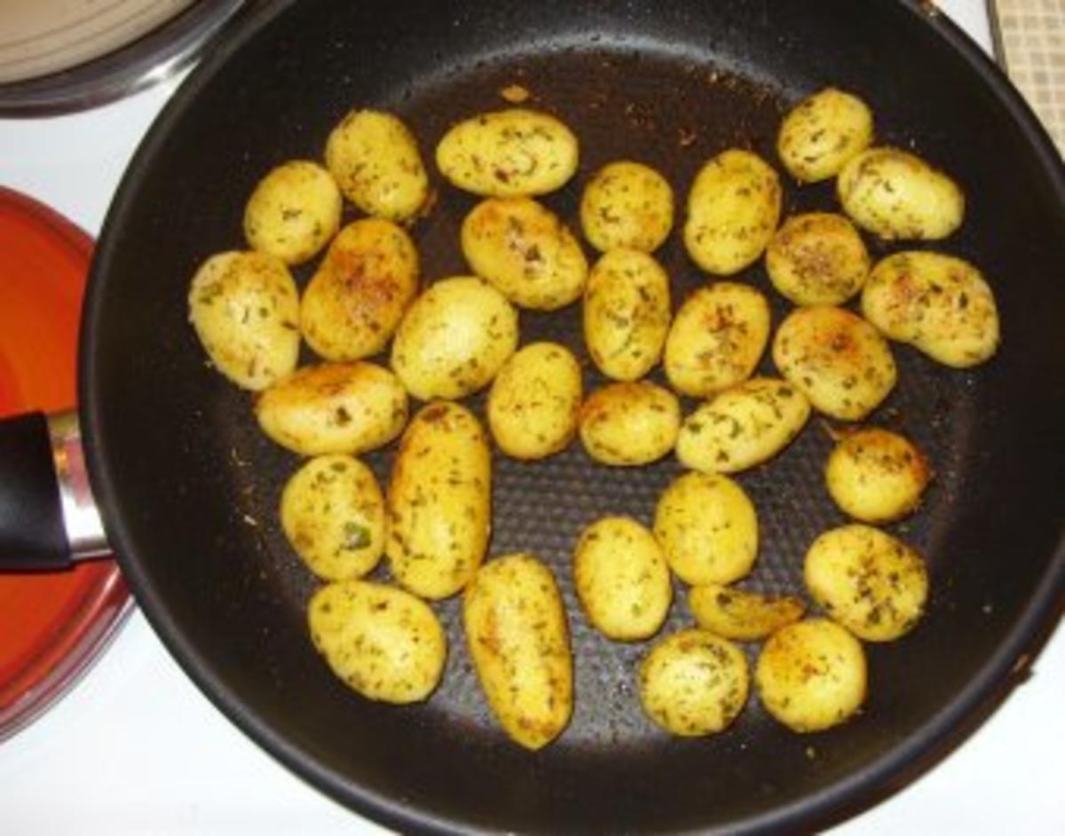 Putenschnitzel mit Rosmarinkartoffeln und gebratenen Zucchinis - Rezept - Bild Nr. 2