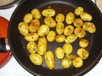 Putenschnitzel mit Rosmarinkartoffeln und gebratenen Zucchinis - Rezept - Bild Nr. 2