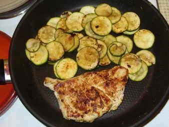 Putenschnitzel mit Rosmarinkartoffeln und gebratenen Zucchinis - Rezept - Bild Nr. 4