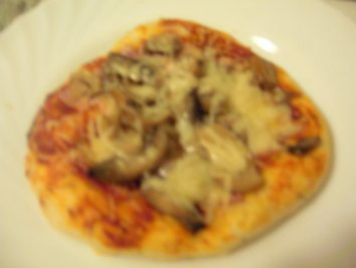 Pizzachen mit 2 unterschiedlichen Belägen - Rezept - Bild Nr. 2