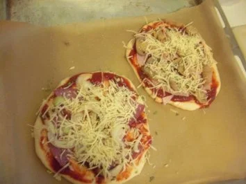 Rezept: Pizzachen mit 2 unterschiedlichen Belägen Bild Nr. 4 Pizzachen mit 2 unterschiedlichen Belägen - Rezept - Bild Nr. 4