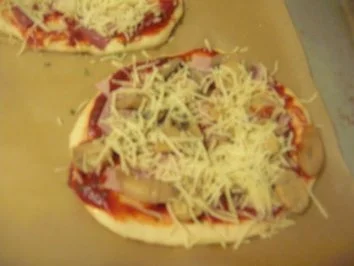 Rezept: Pizzachen mit 2 unterschiedlichen Belägen Bild Nr. 5 Pizzachen mit 2 unterschiedlichen Belägen - Rezept - Bild Nr. 5