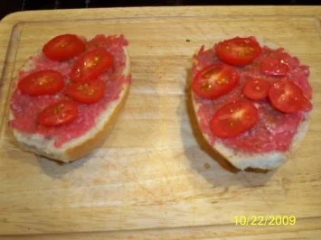 Tatarbrötchen unter einer Käsehaube - Rezept - Bild Nr. 4