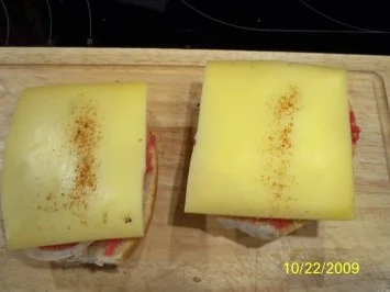 Tatarbrötchen unter einer Käsehaube - Rezept - Bild Nr. 6