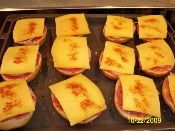 Tatarbrötchen unter einer Käsehaube - Rezept - Bild Nr. 2