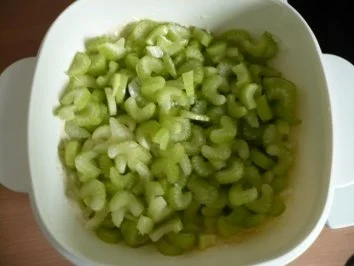 Rezept: Staudenselleriesalat mit Thunfisch Bild Nr. 3 Staudenselleriesalat mit Thunfisch - Rezept - Bild Nr. 3