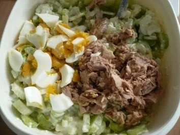 Rezept: Staudenselleriesalat mit Thunfisch Bild Nr. 4 Staudenselleriesalat mit Thunfisch - Rezept - Bild Nr. 4