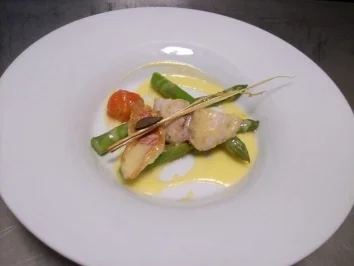 Rezept: Rotbarbenfilet an Spargelspitzen und Trüffelmayonnaise Rotbarbenfilet an Spargelspitzen und Trüffelmayonnaise - Rezept