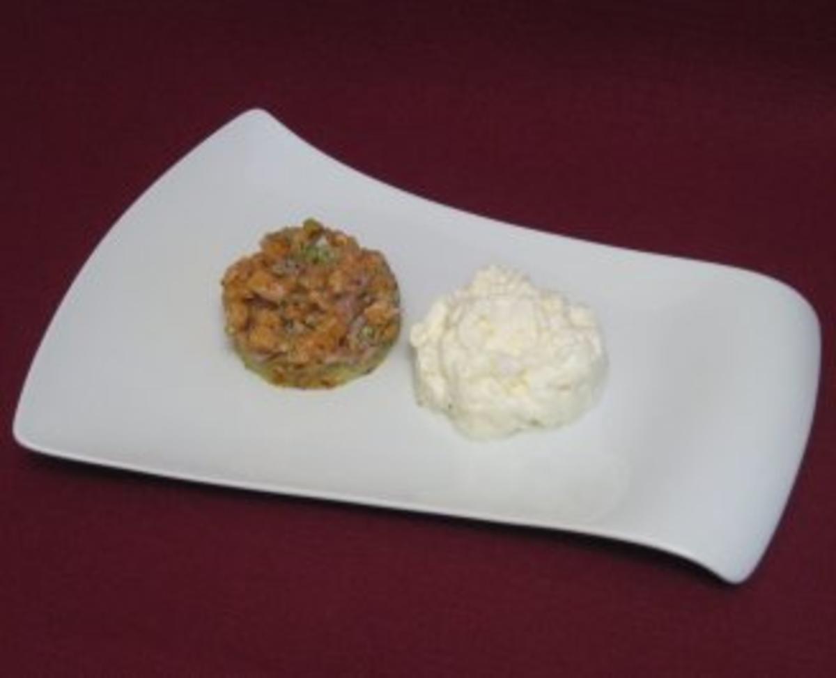 Lachstatar auf Kartoffelrösti mit Meerrettichschaum - Rezept - kochbar.de