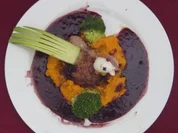 Gefüllte Entenkeule mit Süßkartoffelpüree auf einem See von Rotweinsoße - Rezept