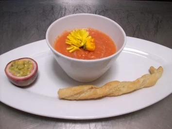 Maracuja-Gazpacho mit Kräutercrostini - Rezept