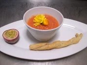 Maracuja-Gazpacho mit Kräutercrostini - Rezept